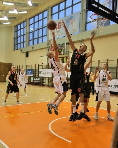 Koszykarze z Rzeszowa chcą po raz drugi w sezonie znaleźć sposób na Mickiewicz Katowice.