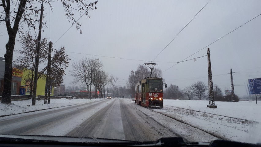 Zasypane drogi i oblodzone chodniki. Zima znowu zaskoczyła...