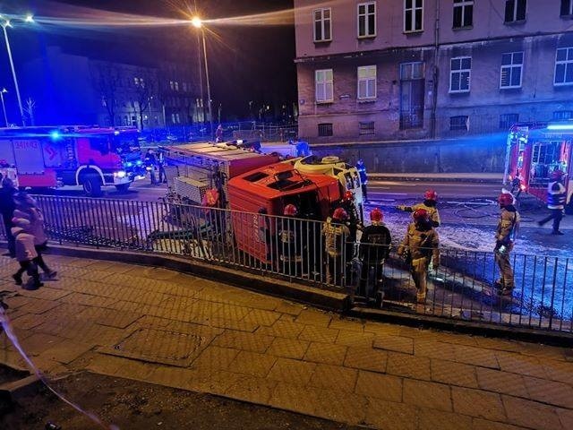 Wypadek na ulicy Tuwima w Słupsku. Samochód osobowy uderzył w wóz strażacki [ZDJĘCIA, WIDEO]