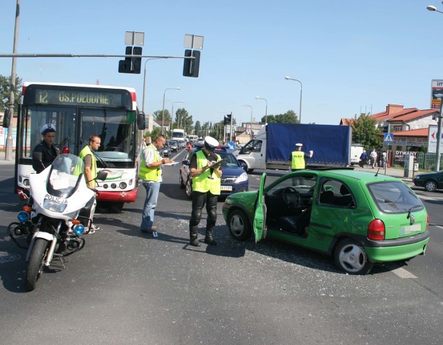 Na skrzyżowaniu ulic Wierzbicka i Toruńska w Radomiu zderzyły się opel corsa i autobus MPK.