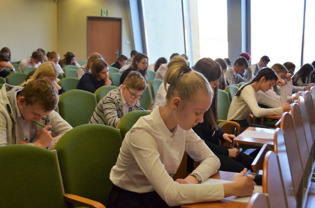 W pisemnej części finału uczniowie m.in. słuchali tekstu w języku niemieckim i odpowiadali na pytania z nim związane.