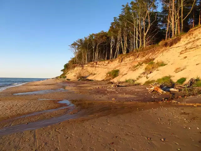 Najbliższe dni zapowiadają się ciepłe i upalne. Zapraszamy na spacery plażą na odcinku Ustka-Rowy i do naszej galerii zdjęć.