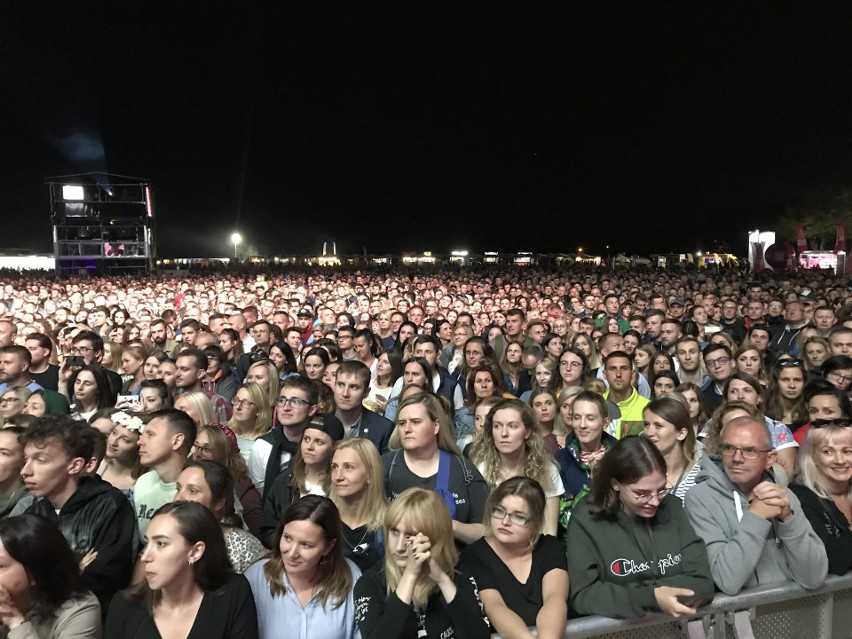 Tęczowa flaga na Męskim Graniu. Tłum: "Jeszcze będzie przepięknie"