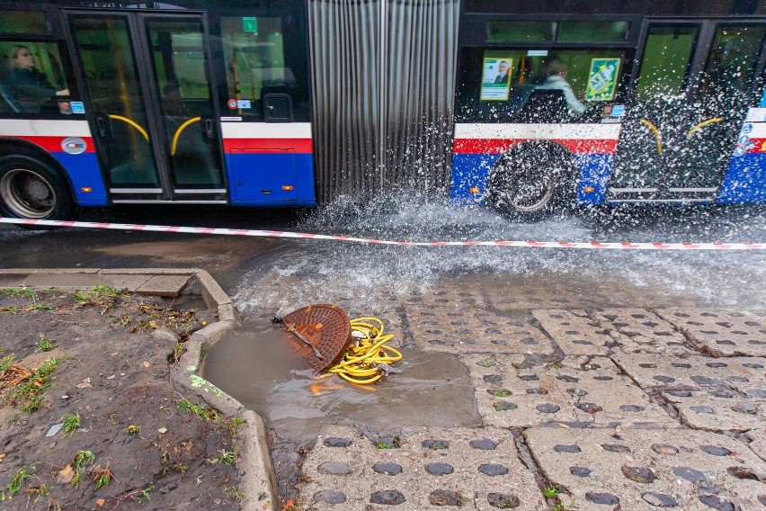 Spory potok deszczówki płynął Al. Kaczyńskiego na...