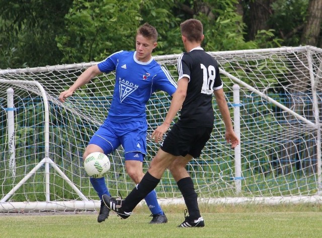 Michał Bojek (w niebieskim stroju) przenosi się z Broni Radom do GKS Drogowiec Jedlińsk.