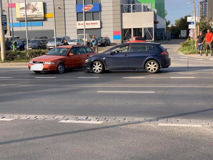 Tramwaje nie jadą przez Krakowską. Wypadek aut osobowych
