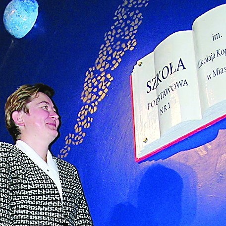 Halina Gierszewska w astronomicznym wejściu do szkoły.