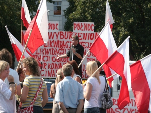 Mieszkancy Leborka czują sie zrozpaczeni. Mimo ich protestów urzednicy w Warszawie zdecydowali sie wczoraj na poludniowy wariant przebiegu Trasy Kaszubskiej. Dla wielu z leborczan oznacza to strate domów i miejsc pracy.