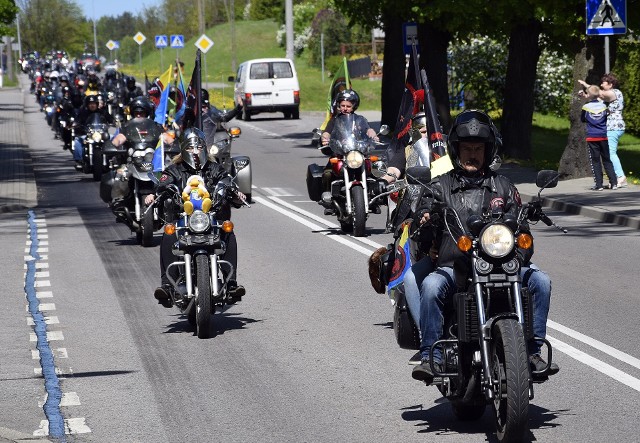 W niedzielę w Miastku nastąpiło otwarcie sezonu motocyklowego. Imprezę zorganizowało miejscowe stowarzyszenie motocyklowe „Gryf” przy udziale wielu sponsorów. Motocykliści przejechali w paradzie ulicami miasta. Na placu rekreacyjnym „kaczy dołek” odbyły się konkursy m.in. wyciskanie sztangi, były pokazy. Szersza relacja z imprezy w papierowym Głosie Bytowa/Miastka (Głos Pomorza). (ang)