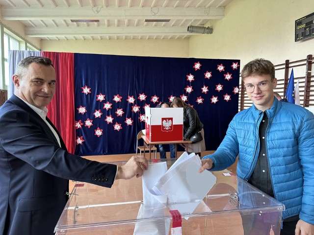 Burmistrz Włoszczowy Grzegorz Dziubek z synem Konradem w komisji wyborczej w Koniecznie. Konrad po raz pierwszy głosował w wyborach.