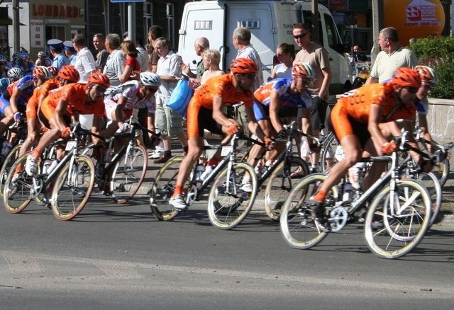 Kolarze ekipy CCC Polsat Polkowice (w pomarańczowych strojach) na pierwszym etapie Wyścigu Dookoła Mazowsza musieli uznać wyższość niemieckich sprinterów