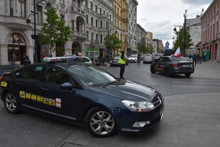 Protest taksówkarzy na ul. Piotrkowskiej. Domagają się walki z nielegalnymi przewoźnikami