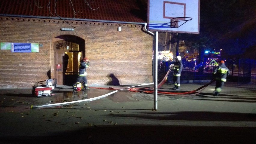 Z pożarem szkoły w Przysieku walczyło 10 zastępów straży...