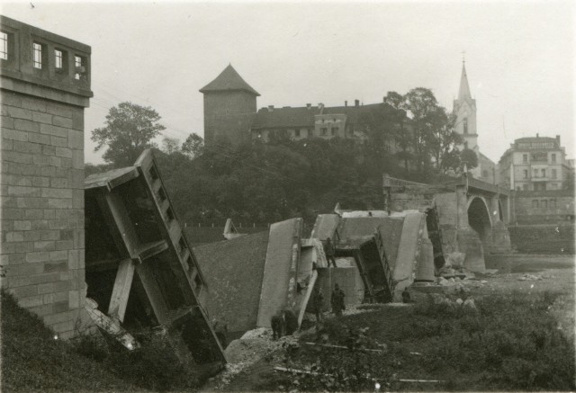 3 września 1939 roku krótko przed zbliżającymi się dwoma niemieckimi czołgami most Piastowski został wysadzony przez polskich saperów. Całe pozostały jedynie dwa przęsła od strony zamku