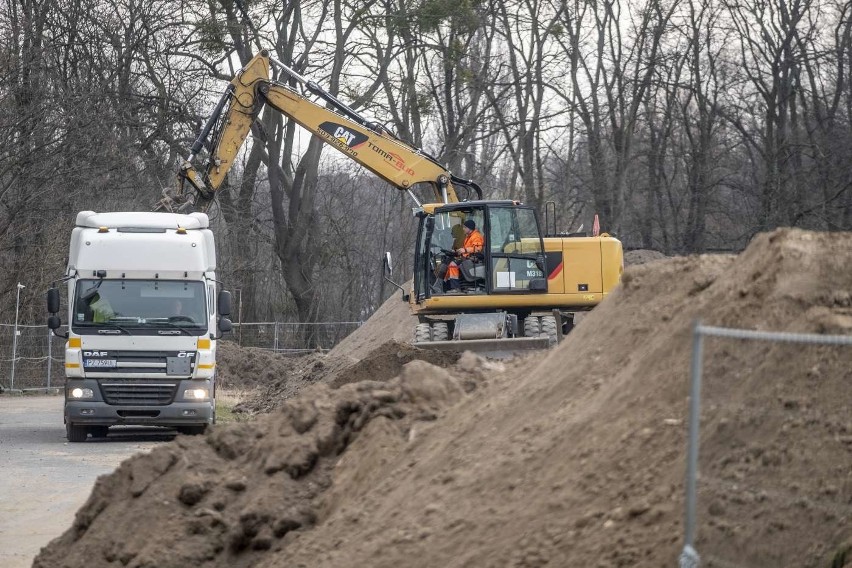 Między stadionem lekkoatletycznym a ulicą Niestachowską...