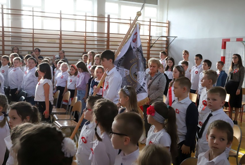 Święto Niepodległości w Szkole Podstawowej numer 27 w Radomiu. Dzieci przygotowały akademię. Zobaczcie zdjęcia