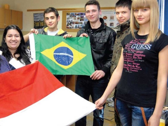 Uczniowie ZSKU w Rzeszowie na lekcjach prowadzonych przez zagranicznych studentów nie tylko uczyli się języka angielskiego, ale również pogłębiali wiedzę o innych krajach.