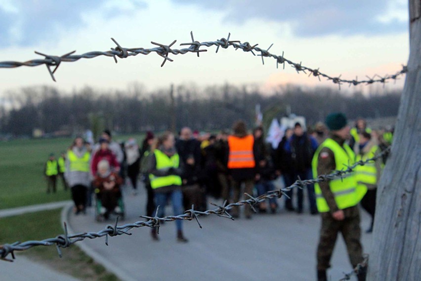 Droga Krzyżowa w byłym obozie na Majdanku. Przeszli tzw. czarną drogą (ZDJĘCIA, WIDEO)