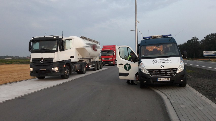 Nocne kontrole. Inspekcja Transportu Drogowego sprawdziła 99 pojazdów. 12 dowodów rejestracyjnych zatrzymanych