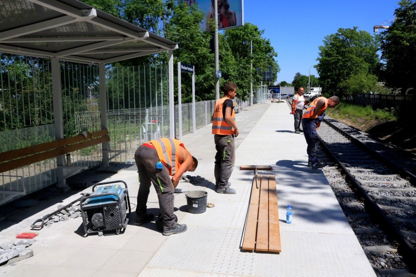 Ostatnie prace przed otwarciem linii kolejowej Wrocław -...