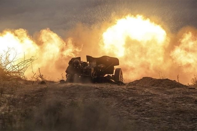 Wojna na Ukrainie. W ciągu ostatniej doby Ukraińcy zniszczyli rosyjski punkt obserwacyjny, sześć składów amunicji, haubicę, dwa zestawy moździerzy, samolot bezpilotowy i 13 ciężarówek