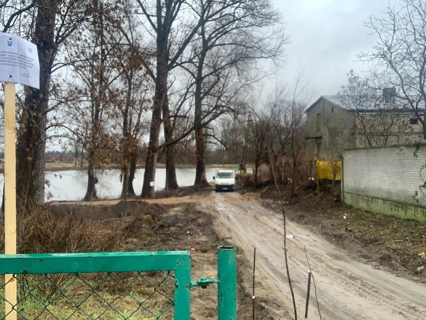 W Białobrzegach budują ścieżkę nad jeziorem wschodnim. Będzie można pospacerować nad wodą
