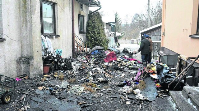 Zniszczone wyposażenie i inne rzeczy mieszkańców spalonego domu w Odrzywole.