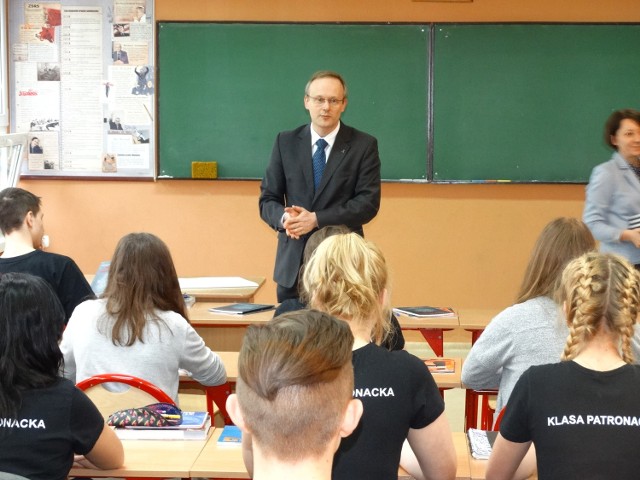 Ruda Śląska: Łukasz Kamiński, prezes IPN, poprowadził wykład w szkole