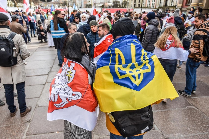 Gdańsk: Za Waszą i naszą wolność. Marsz antywojenny Białorusinów, Ukraińców i Polaków przeszedł ulicami miasta
