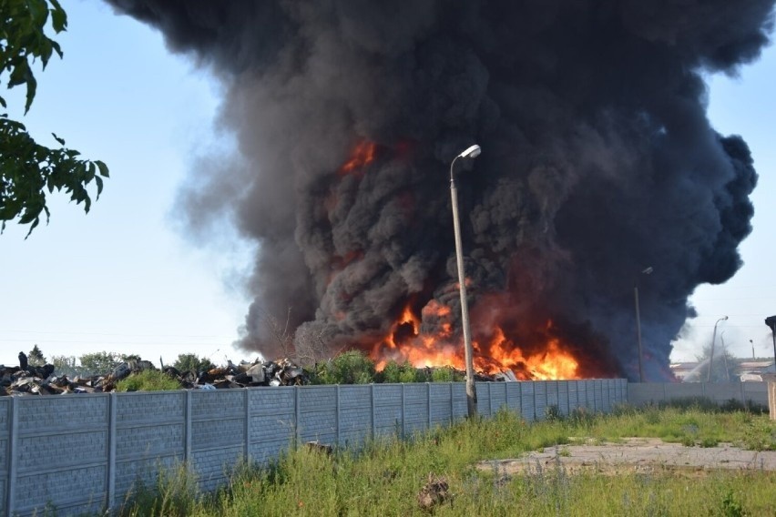 Ogromny pożar złomowiska w Lęborku (23.06.2022)