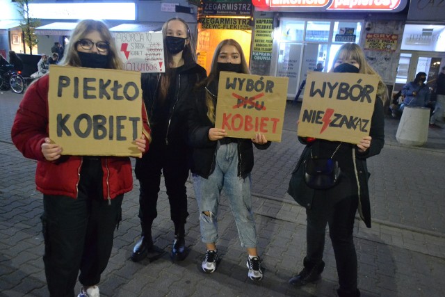 Z takimi transparentami kobiety i wspierający je mężczyźni wyszli na ulice Sosnowca podczas wtorkowego protestu. Zobacz kolejne zdjęcia. Przesuń zdjęcia w prawo - wciśnij strzałkę lub przycisk NASTĘPNE