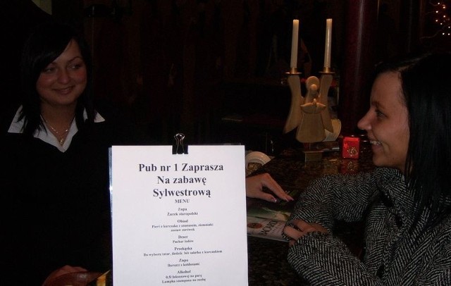 Małgorzata Kubikowska (z lewej) z Pubu Nr 1 zachęca do zabawy w jej lokalu.