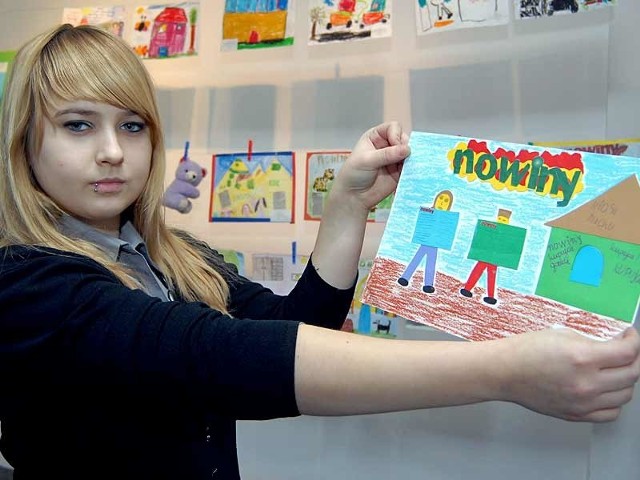 Monika Wołowiec z klasy IIb Liceum Sztuk Plastycznych przygotowywała wczoraj wystawę prac nadesłanych na konkurs Nowin.