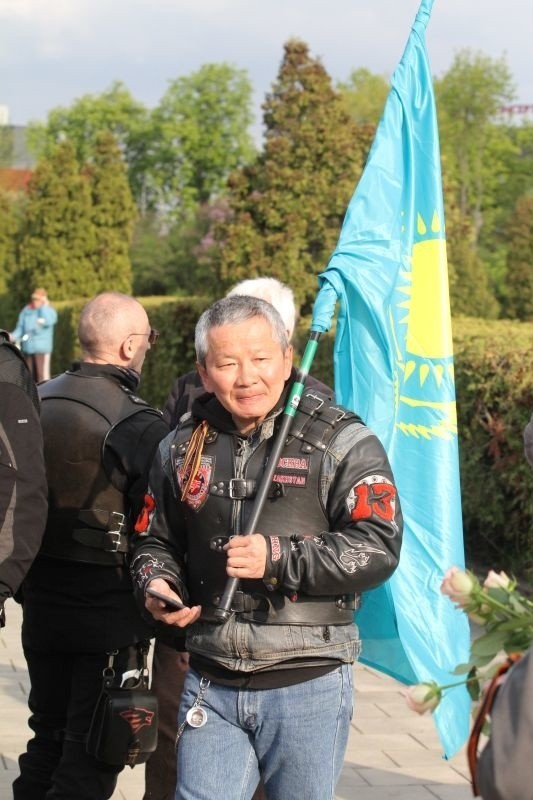 Nocne Wilki jednak we Wrocławiu. Motocykliści złożyli kwiaty na Cmentarzu Żołnierzy Radzieckich