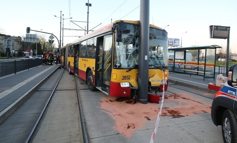 Tramwaj zderzył się z autobusem! Sześć osób rannych w wypadku na Łagiewnickiej [zdjęcia]