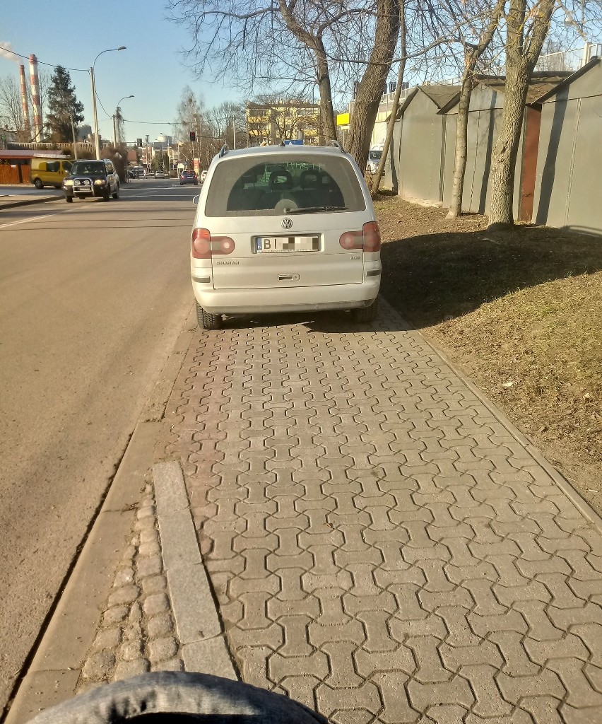 Kierowca volkswagena zaparkował na całej szerokości chodnika...