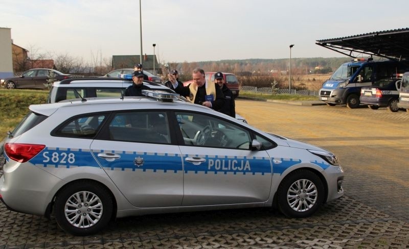 Staszowscy policjanci otrzymali dwa nowe radiowozy (ZDJĘCIA)
