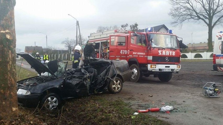 Mężczyznę z zakleszczonego auta uwolnili strażacy. Nie udało...