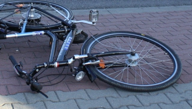 W Podolszu, w gminie Zator, samochód potrącił rowerzystę. Sprawca wypadku już usłyszał zarzuty.