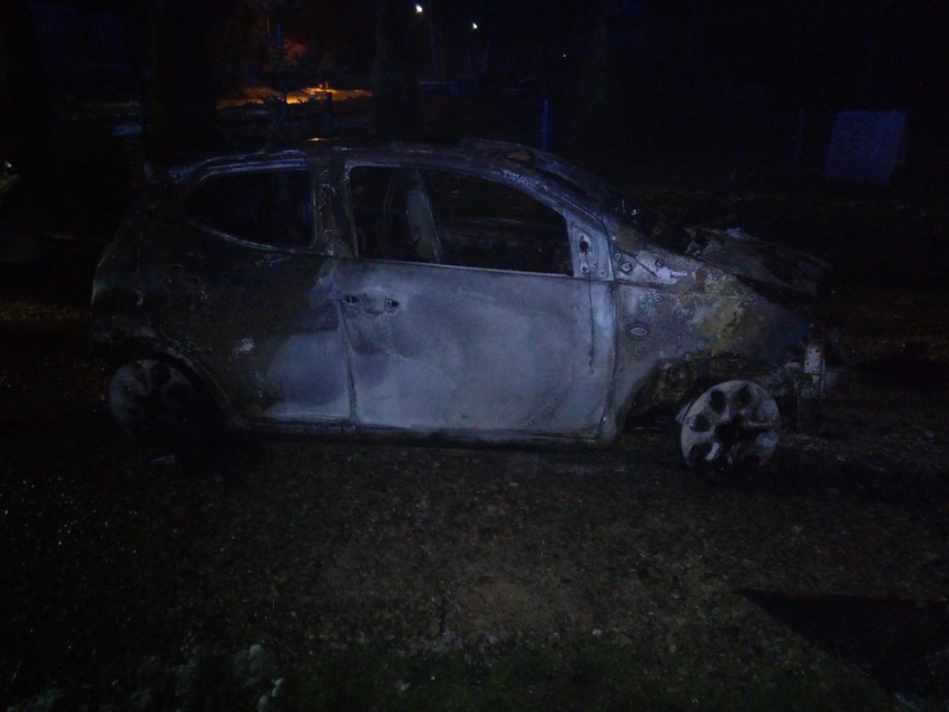 Nocny pożar w Krajnie. Spłonął samochód,  garaż i kotłownia. Zobacz zdjęcia