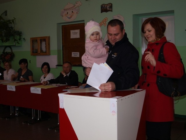 Małżeństwu Aleksandrze i Łukaszowi Lachowskim w lokalu wyborczym w domu szkoleniowym w Grzmiącej towarzyszyła córeczeka Julcia.