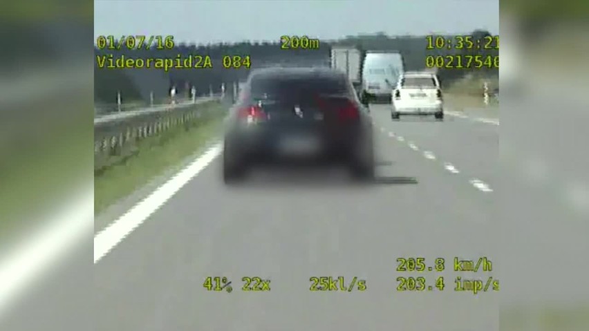 43-latek pędził BMW ponad 250 km/h! Niebezpieczna jazda została zarejestrowana [FILM]