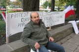 Sławomir Ficenes z Kluczborka prowadzi protest głodowy przed sądem w Opolu
