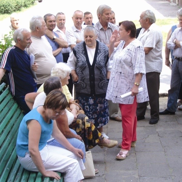 - Taka odpowiedź burmistrza to kpina, to nas nie zadawala - krzyczeli podczas sobotniego spotkania z radnym Wiesławem Rakowiczem zirytowani lokatorzy mieszkań przy ul. Piłsudskiego i Parkowej. Postanowili, że będą walczyć do końca i nie popuszczą tak łatwo burmistrzowi.