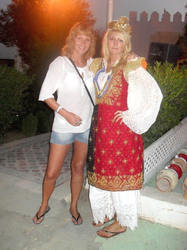 Marlena w regionalnym stroju ślubnym według tradycji tunezyjskiej i jej mama Ewa.