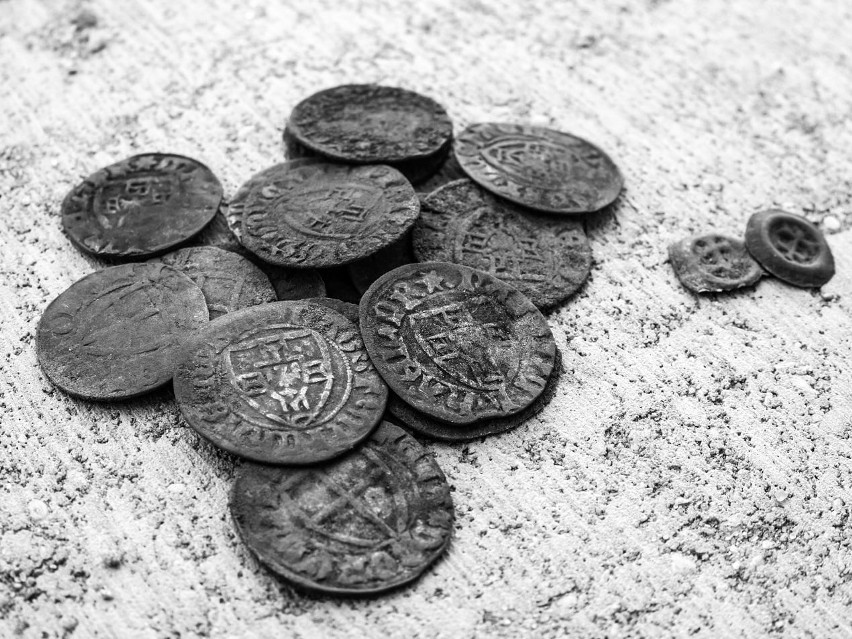 Członkowie grupy Weles odnaleźli srebrne monety z XV wieku