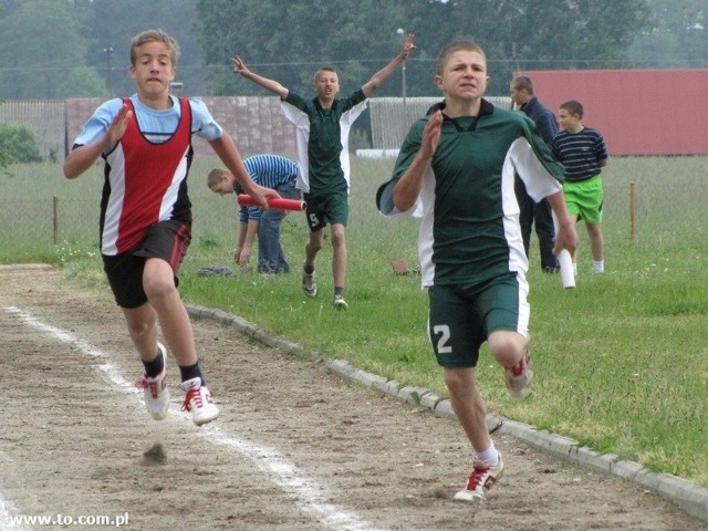 Finał sztafety chłopców ze szkół podstawowych pomiędzy Komorowem (z lewej) i Jasienicą (z prawej).