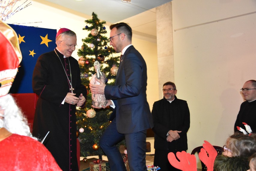 Chrzanów. Św. Mikołaj już od 10 lat jest patronem miasta. Arcybiskup Marek Jędraszewski odprawił mszę św. i spotkał się z dziećmi [ZDJĘCIA]