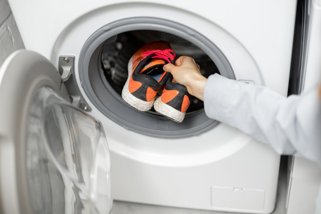 Nie wszystkie buty można prać w pralce. Warto zapoznać się z informacją na metce przed wrzuceniem zabrudzonego obuwia do urządzenia.