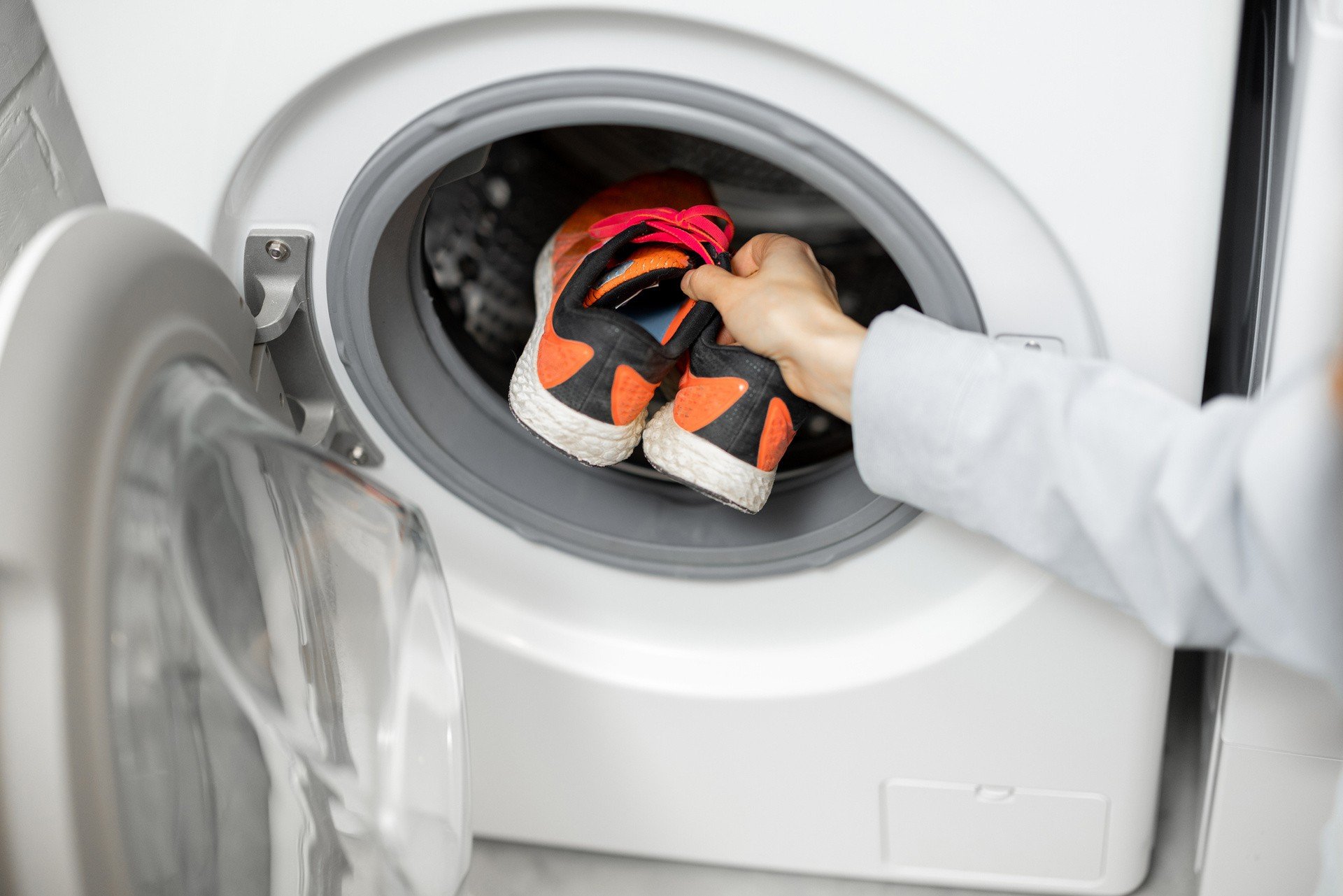 Jak bezpiecznie prać buty w pralce? Jak wyczyścić białe trampki i ich nie  zniszczyć? Sprawdź, jak skutecznie odświeżyć obuwie na wiosnę | RegioDom